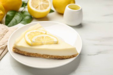 Lezzetli bir parça limonlu cheesecake beyaz mermer masada, yakın plan.