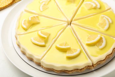 Lezzetli limonlu cheesecake beyaz masada, yakın plan.