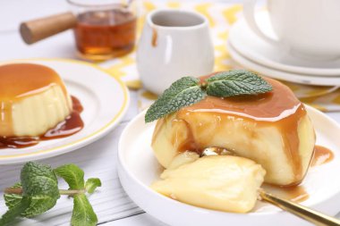 Karamel soslu lezzetli puding ve nane şekeri, yakın plan.