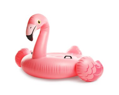 Beyaz arkaplanda pembe şişirilebilir flamingo şekilli halka
