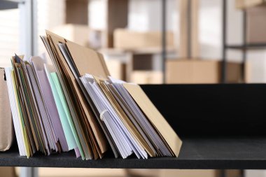 Postanedeki raflarda bir sürü farklı zarf var.