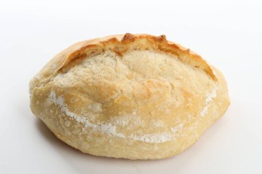 Bir somun taze pişmiş ekmek beyaza izole edilmiş.