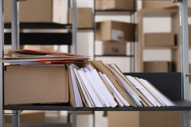 Postanedeki raflarda bir sürü farklı zarf ve paket var. Metin için boşluk