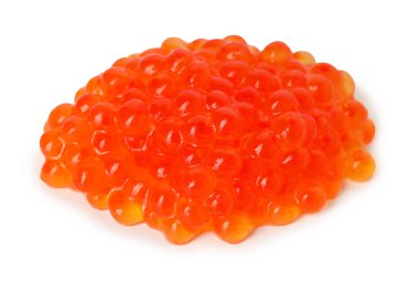 Beyaz üzerine izole edilmiş lezzetli kırmızı havyar yığını.