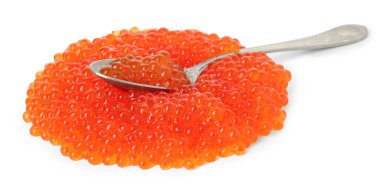 Lezzetli kırmızı havyarlı kaşık beyaza izole edilmiş.