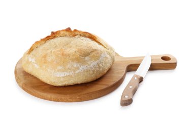 Taze ekmek ve bıçak beyazı izole edilmiş.