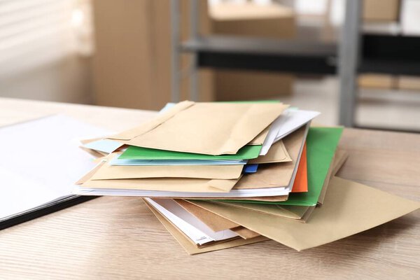 Много разных конвертов на столе в почтовом отделении