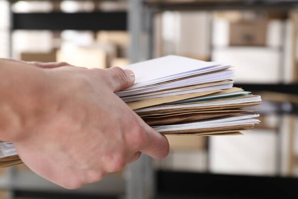 Женщина с множеством разных конвертов на почте, крупным планом