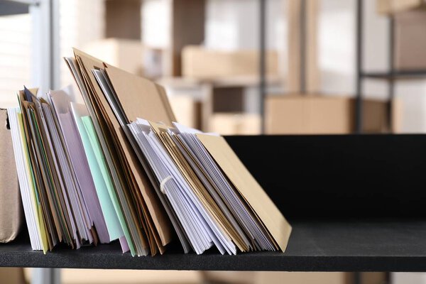 Много разных конвертов на полке в почтовом отделении