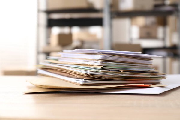 Много разных конвертов на столе в почтовом отделении. Пространство для текста
