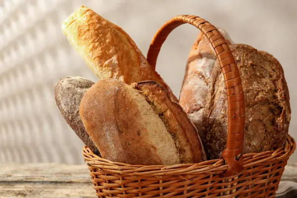 Masada farklı somun taze ekmek, yakın çekim.