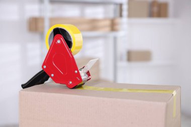 Kapalı alandaki karton kutuya yapıştırıcı bantlı şeker kutusu. Metin için boşluk