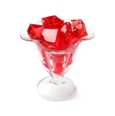 Beyaz üzerine izole edilmiş lezzetli kırmızı jöle küpleri