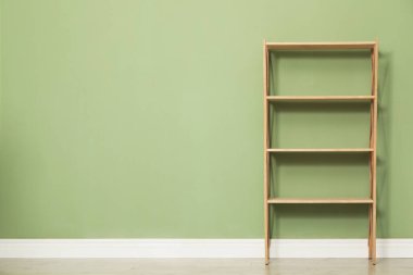 İçerideki zeytin duvarının yanındaki boş ahşap raf ünitesi. Metin için boşluk