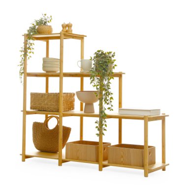 Ahşap raf ünitesi ve beyaz üzerine izole edilmiş farklı ev dekorasyonu.