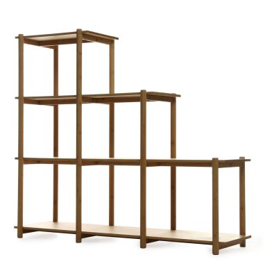 Boş ahşap raf ünitesi beyaz üzerine izole