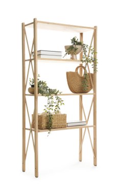 Ahşap raf ünitesi ve beyaz üzerine izole edilmiş farklı ev dekorasyonu.