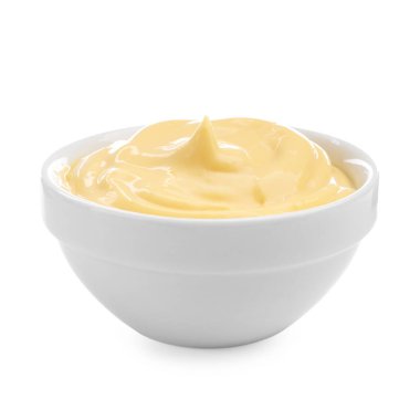 Lezzetli peynir sosu beyaz tencereye izole edilmiş.