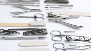 Beyaz arkaplanda farklı manikür araçları seti, yakın plan