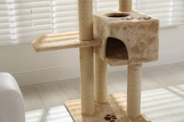 Büyük, rahat bir kedi ağacı, kazıkları içeride.