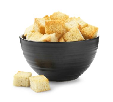 Beyazlar üzerinde izole edilmiş kâsede çıtır çıtır kızarmış ekmek.