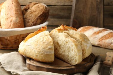 Farklı somunlar taze ekmek, bıçak ve çiviler masada, yakın plan