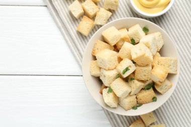 Maydanozlu çıtır çıtır ekmek ve beyaz ahşap masa üzerinde sos. Metin için boşluk