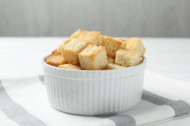 Lezzetli çıtır ekmekler beyaz masada, yakın plan.