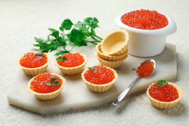 Kırmızı havyarlı tart ve bej masadaki maydanoz, yakın plan.