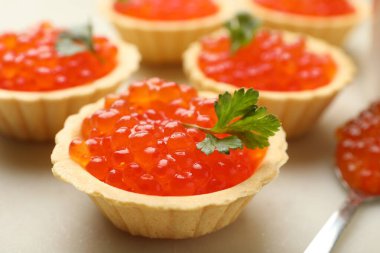 Kırmızı havyarlı tart ve bej masadaki maydanoz, yakın plan.