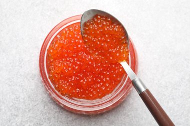 Işık masasında leziz kırmızı havyar, üst manzara.