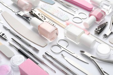 Beyaz arkaplanda farklı manikür araçları seti, yakın plan
