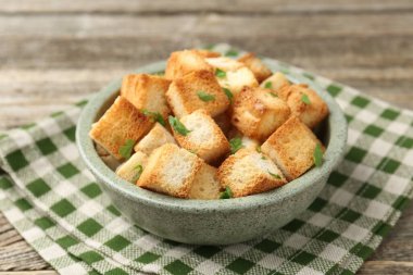 Tahta masada maydanozlu, çıtır çıtır çıtır kızarmış ekmek.