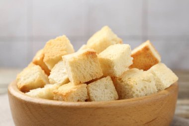 Kavanozda kıtır kıtır kızarmış ekmek, bulanık arka plan, yakın plan.