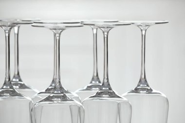 Bulanık arkaplanda boş bardaklar, yakın plan