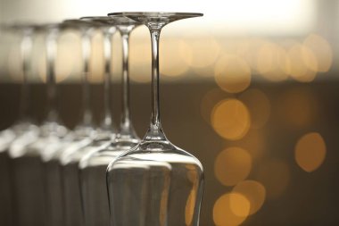 Bulanık arkaplanda boş bardaklar, yakın plan. Metin için boşluk