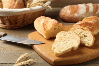 Tahta masada değişik taze ekmek ve çiviler, yakın plan.