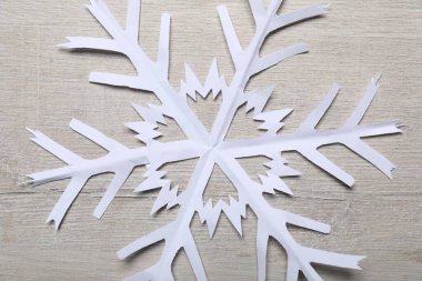 Beyaz ahşap arka planda bir kar tanesi, üst manzara.