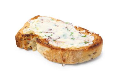 Beyaz üzerine izole edilmiş sarımsak, ot ve tereyağlı lezzetli bir ekmek dilimi.