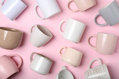 Pembe arka planda bir sürü renkli fincanlar var.