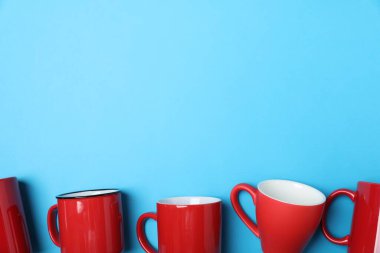 Açık mavi arka planda bir sürü kırmızı bardak, düz yatıyordu. Metin için boşluk