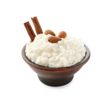 Beyaz üzerine izole edilmiş badem ve tarçın çubuklu lezzetli sütlaç.