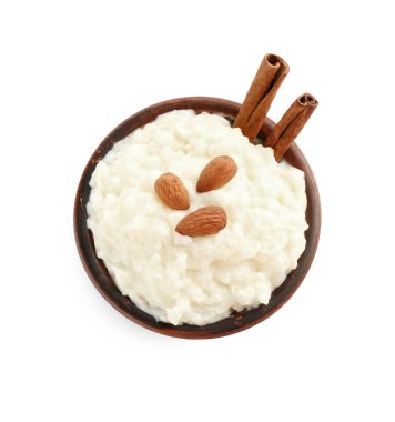 Badem ve tarçınlı leziz sütlaç beyaz, üst manzara