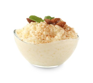 Tarçınlı lezzetli sütlaç, badem ve beyaz üzerine izole edilmiş nane şekeri.