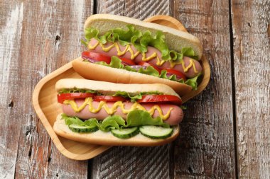 Lezzetli sosisli ahşap tablo, üstten görünüm