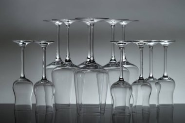 Ayna yüzeyinde pek çok temiz cam var.