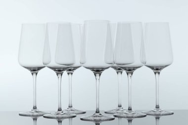 Ayna yüzeyinde pek çok temiz cam var.