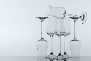 Ayna yüzeyinde pek çok temiz cam var.