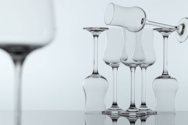 Ayna yüzeyindeki pek çok temiz cam, ışık arka planına karşı, yakın plan