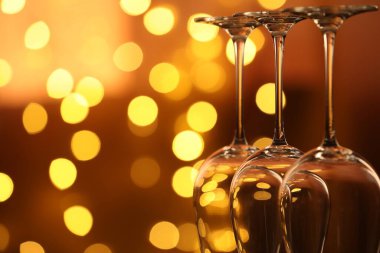 Bulanık ışıklara karşı birçok temiz bardak, yakın plan. Bokeh etkisi